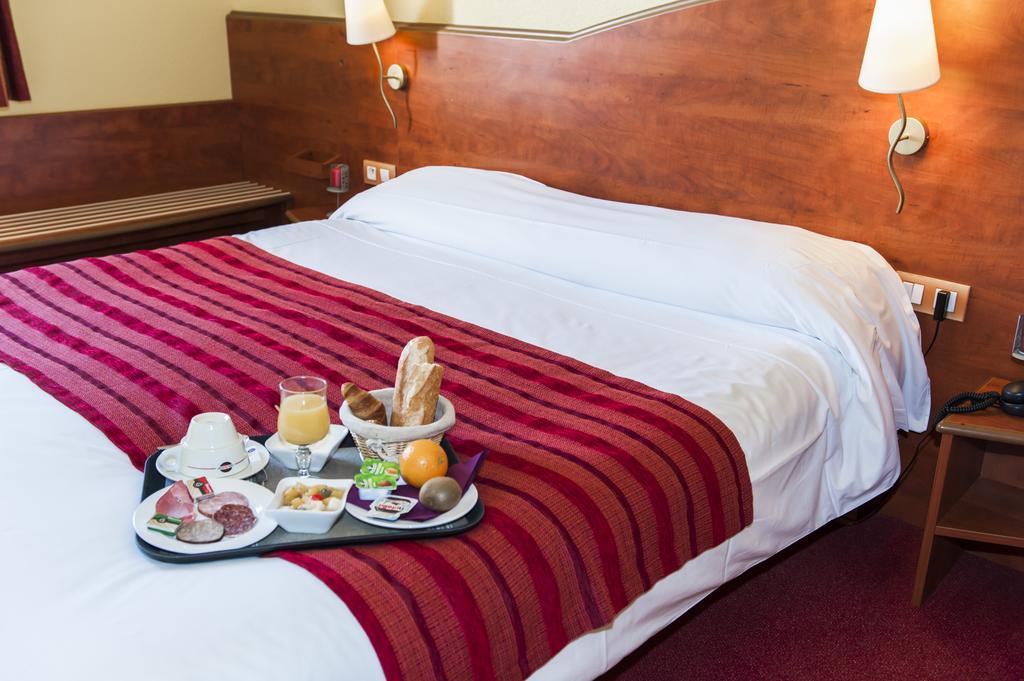 Armony Hotel Bourg-Achard Eksteriør bilde