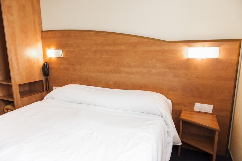 Armony Hotel Bourg-Achard Eksteriør bilde