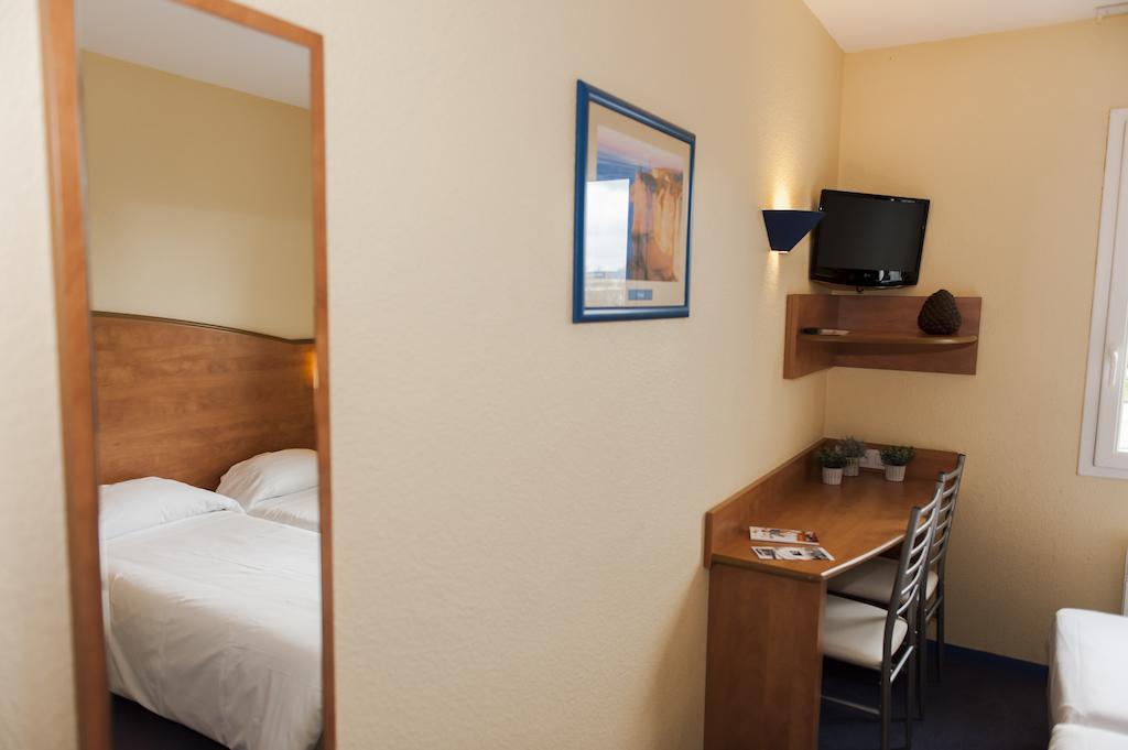 Armony Hotel Bourg-Achard Eksteriør bilde