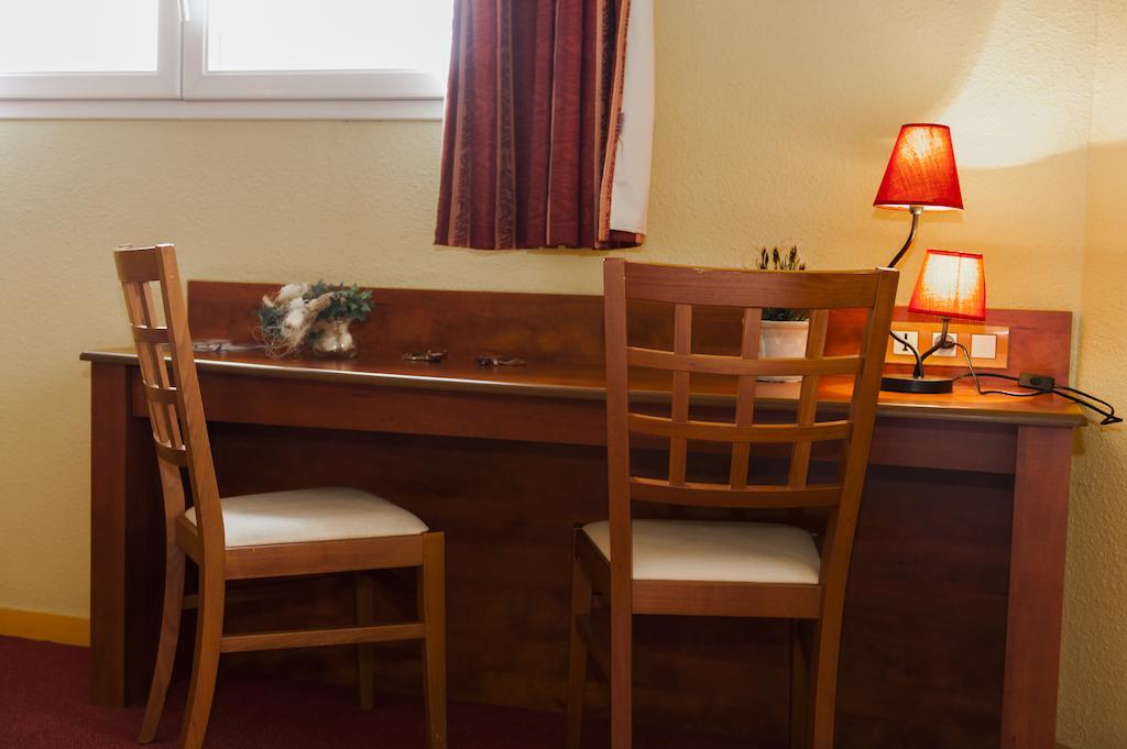 Armony Hotel Bourg-Achard Eksteriør bilde